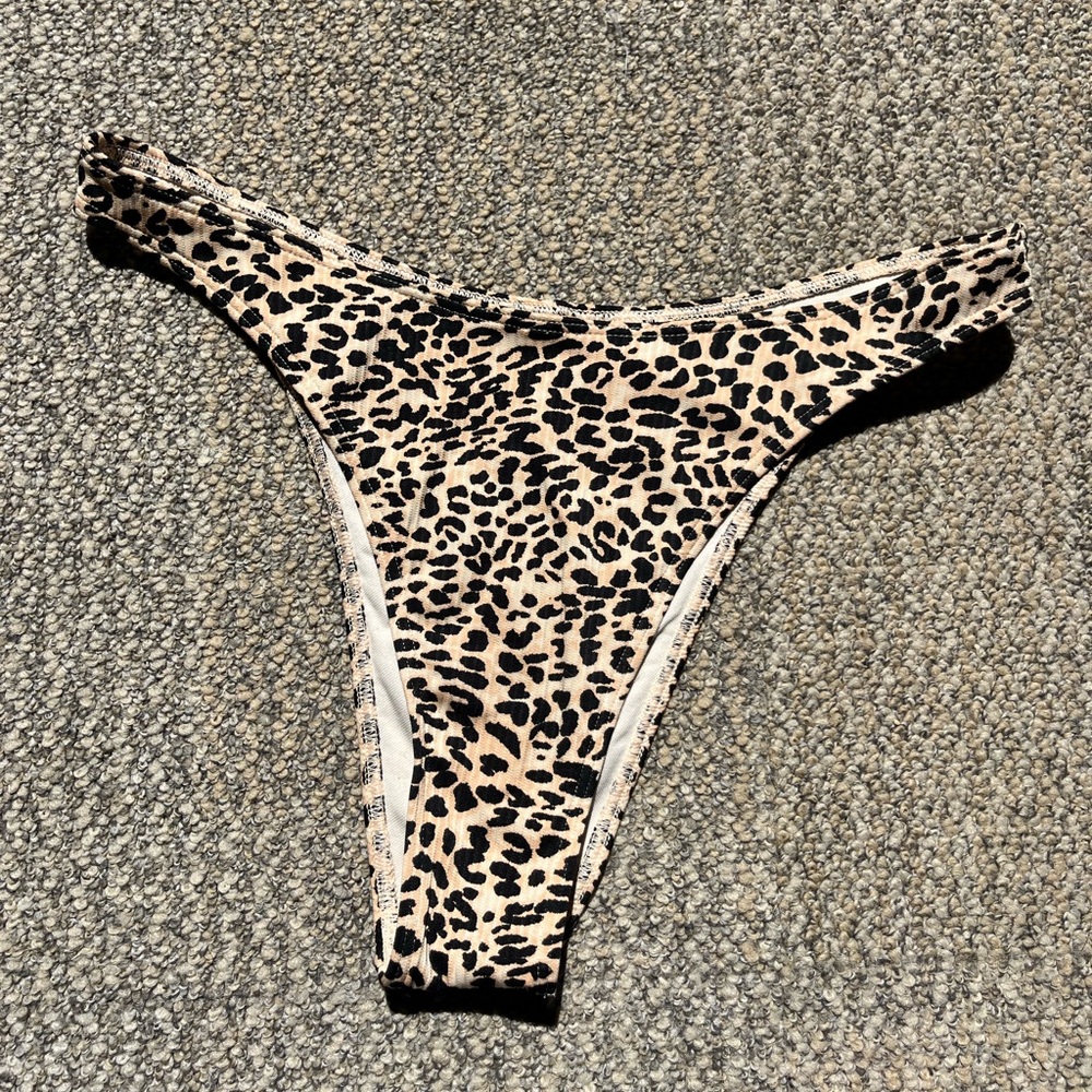 Leopard print Hollister bikini bottoms